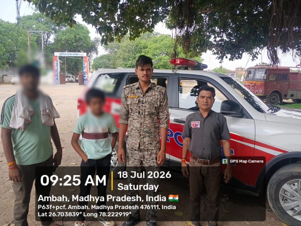 मुरैना के थाना अम्बाह क्षेत्र में घर की राह भटका 10 वर्षीय बालक, डायल-112 जवानों ने परिजन से मिलाया।